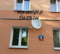 Montaż anteny satelitarnej w świetle okna.